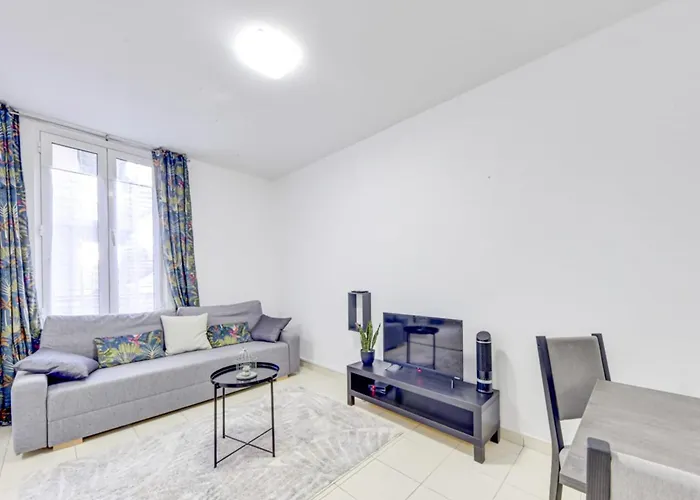 Bright Apartment Near Paris
